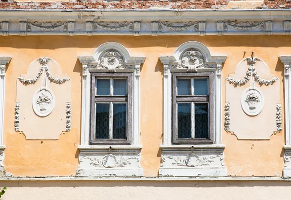 Dwa okna na pomarańczowe ściany, sibiu, Rumunia — Zdjęcie stockowe