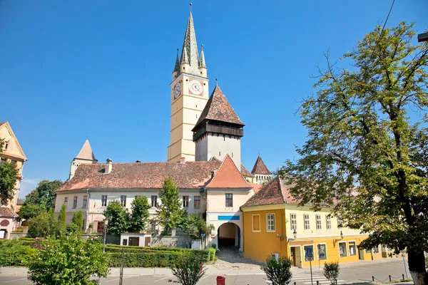 Torre de la iglesia luterana en Medias, Transilvania, Rumania — Foto de Stock