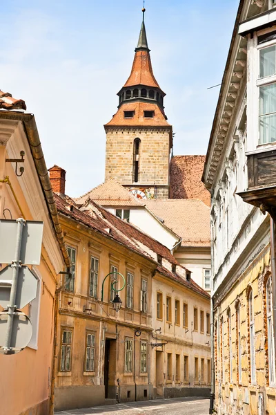 Estrecha calle céntrica en Brasov, Rumania . — Foto de Stock