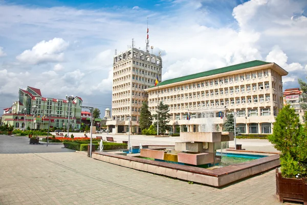 Praça central de Targoviste na Roménia . — Fotografia de Stock