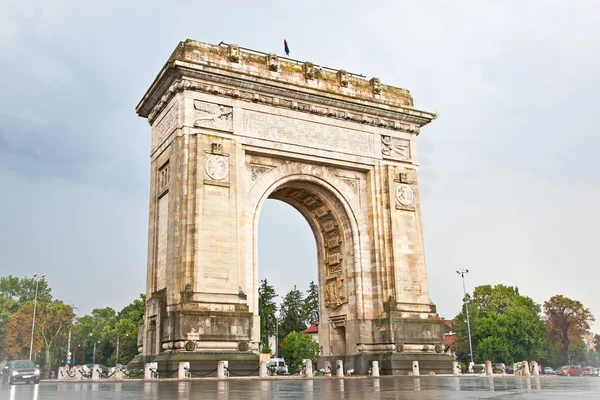 Arco del triunfo en Bucarest, Rumania . — Foto de Stock