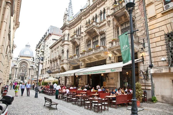 Turisté navštěvují staré město v Bukurešti, Rumunsko. — Stock fotografie