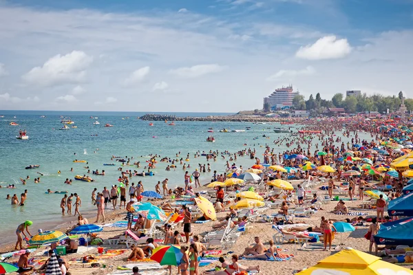 Überfüllter Strand mit Touristen in costinesti, Rumänien. — Stockfoto