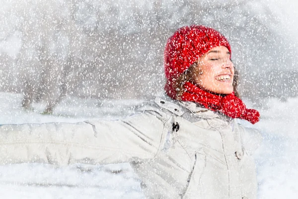 快乐年轻的女子在下雪天. — 图库照片