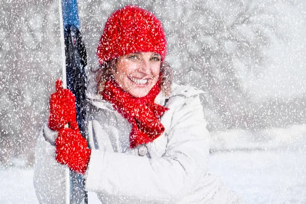 Mooie vrouw met snowboard op de dag van de sneeuw — Stockfoto