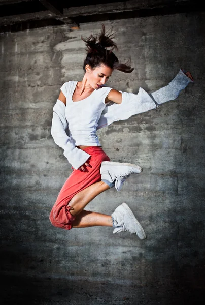Kadını mutlu yüz ifadesi kadar atlama dans — Stok fotoğraf