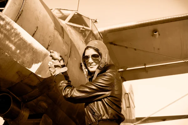 Retrato de piloto femenino con hélice de avión — Foto de Stock