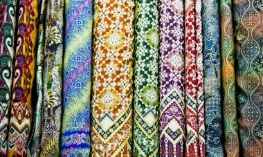 geleneksel Doğu çarşı, yogyakarta Java içinde renkli Tekstil