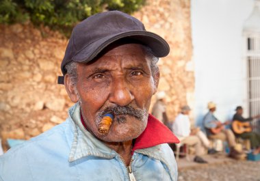 Cubaanse man roken een cigar.trinidad,cuba.