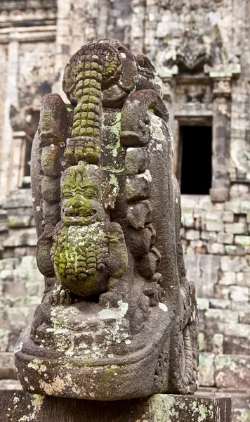 Steinstatue in candi kalasan auf java. Indonesien. — Stockfoto