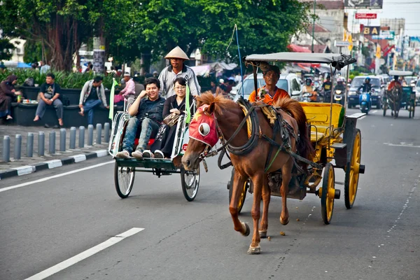 Vista di Yogyakarta con le sue tipiche centinaia di moto — Foto Stock