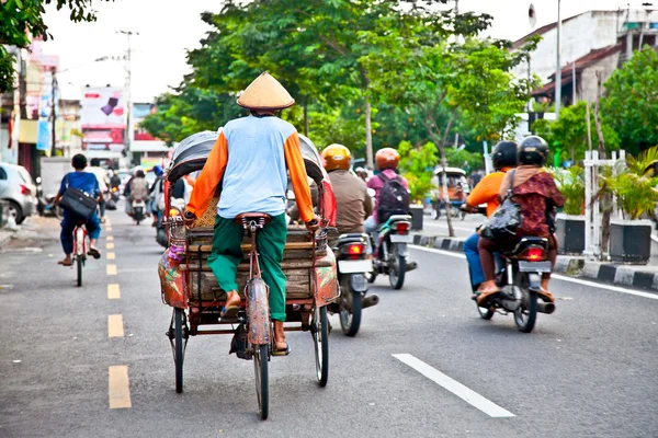 Vista de Yogyakarta con sus típicos cientos de motos en th — Foto de Stock
