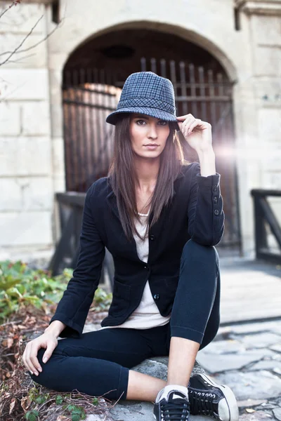 Atractiva joven morena con sombrero posando . —  Fotos de Stock