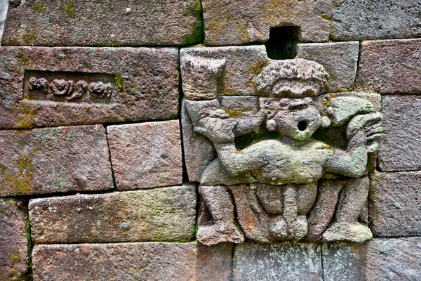 Escultura de piedra en el antiguo templo erótico Candi Sukuh-Hindu en J — Foto de Stock