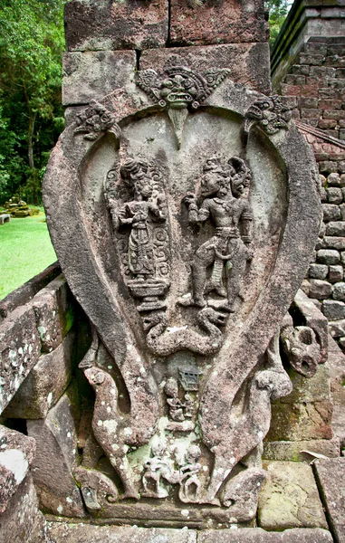 Πέτρινο γλυπτό σε αρχαία ερωτικά candi sukuh-ινδουιστικό ναό στο — Φωτογραφία Αρχείου