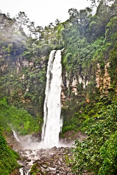 Grojogan Sewu cascada en Java central en Indonesia . — Foto de Stock
