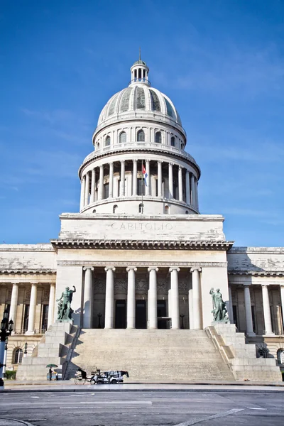 Eski Havana'da bina capitol — Stok fotoğraf