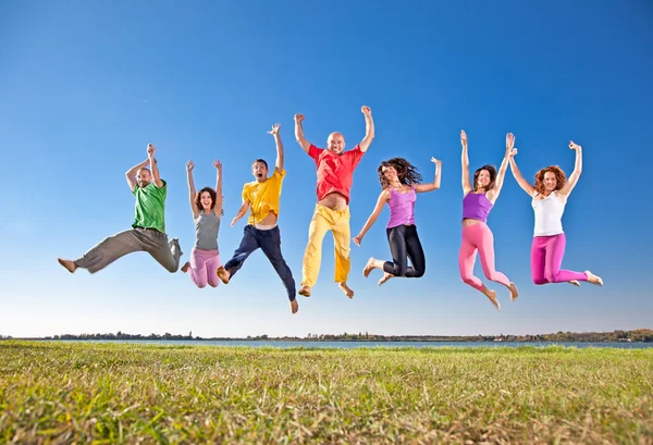 Feliz grupo sonriente de saltos — Foto de Stock