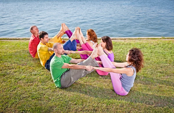 Ağaç çift, erkek ve kadın pratik yoga asana — Stok fotoğraf