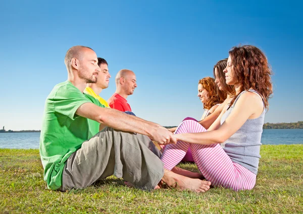 Baumpaar, Mann und Frau praktizieren Yoga-Asana — Stockfoto