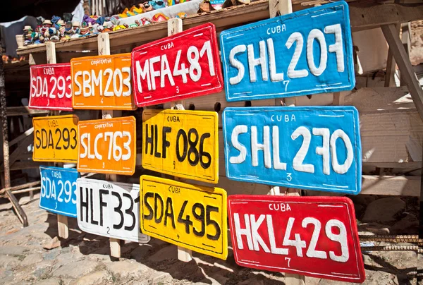 Placas de matrícula de veículos artesanais tradicionais para venda em — Fotografia de Stock