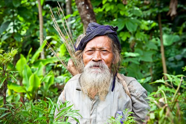 활과 화살 블 리 탈, 자바, 인도네시아에에서 오래 된 Kolufo 남자 — 스톡 사진