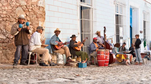 Традиционные музыканты играют на улицах Тринидада, Куба . Лицензионные Стоковые Фото