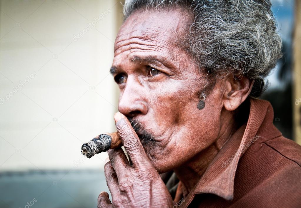 Resultado de imagen para campesino fumando