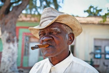 Küba adama bir puro. Trinidad, Küba.