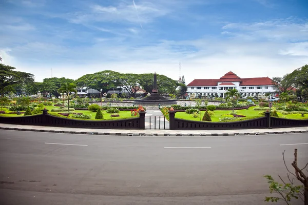 在 java 中，印度尼西亚玛琅 tugu 广场上的纪念碑塔. — 图库照片