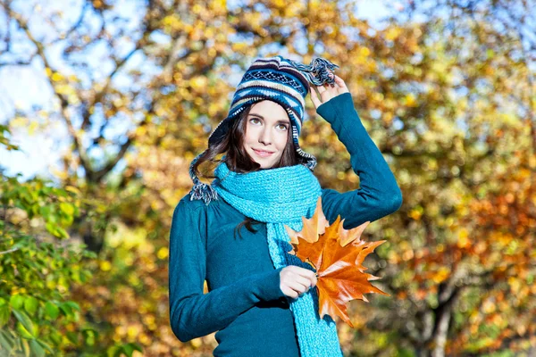 叶子在阳光明媚的秋天天的漂亮女孩 — 图库照片