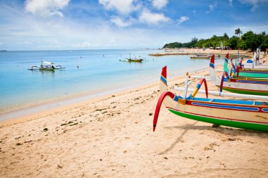 Bali nusa dua bir plajda geleneksel balıkçı tekneleri.