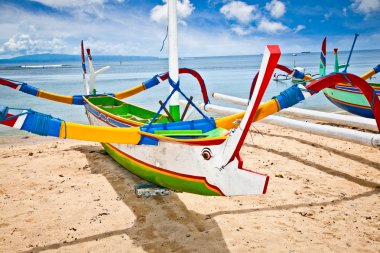 plaj, nusa dua, bali geleneksel balıkçı tekneleri.