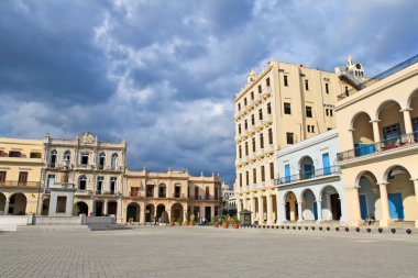 Plaza vieja renkli tropikal binalar, havana, Küba