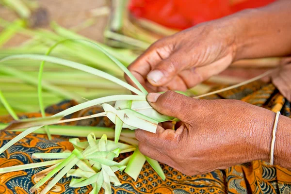 Dekoration für balinesische Opfergaben aus Bananenblättern. — Stockfoto