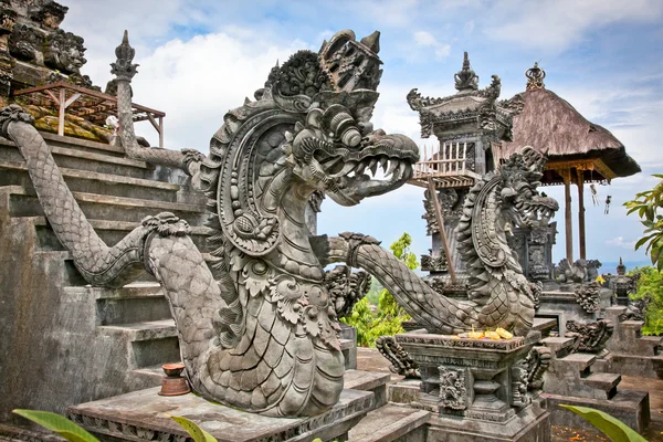 Dragon monstre sécuriser l'entrée de Pura Padmasana Puja Mandal — Photo