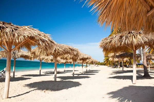 Caribbean Island Paradise - playa con impresionantes aguas turquesas — Foto de Stock