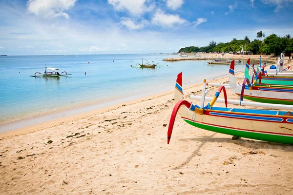 Barcos de pesca tradicionais em uma praia em Nusa Dua em Bali . — Fotografia de Stock