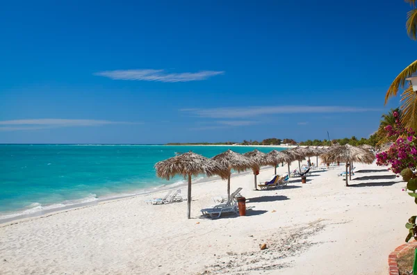 Hermosa playa tropical en la isla caribeña con sa blanca —  Fotos de Stock