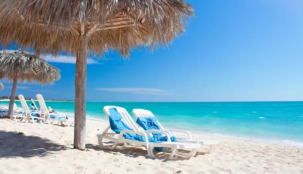 Hermosa playa tropical en la isla caribeña con arena blanca — Foto de Stock