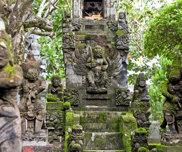 Traditional balinese dragon monster secure the of temple, Bali — Stock Photo, Image