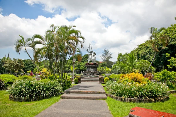 Beau jardin dans le centre de Denpasar, Indonésie — Photo