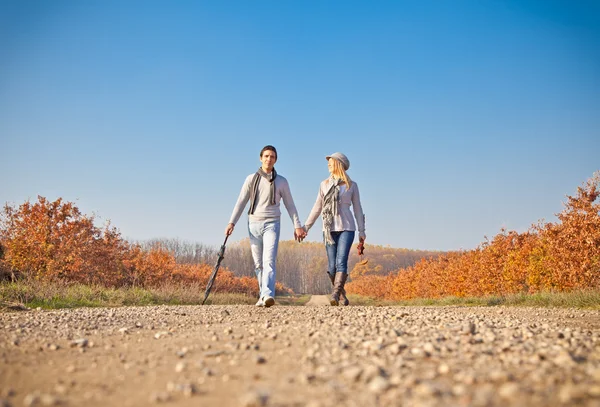 Romantisches Paar mit Regenschirm auf Herbstwanderung — Stockfoto