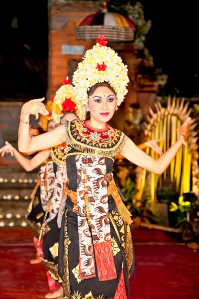 Barong och keris dans utförs i bali, Indonesien. — Stockfoto