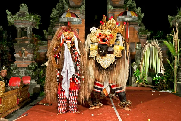 Beesten in barong en keris dans uitgevoerd in bali, Indonesië. — Stockfoto