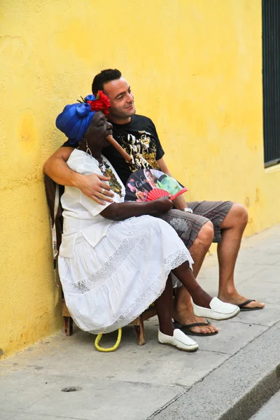 Vieille dame avec un cigare fin vêtu de vêtements cubains typiques posi — Photo