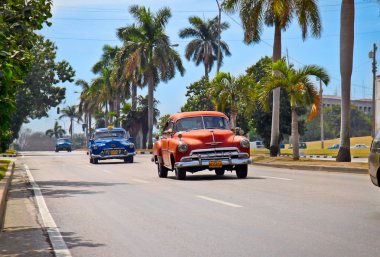 Havana'daki Amerikan klasik arabalar. Küba.