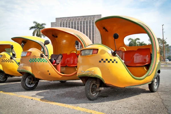 Gul coco taxi i Havanna — Stockfoto