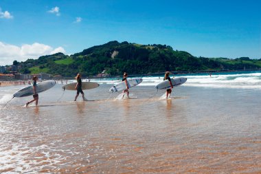 Surf a Zarautz clipart