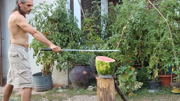 Man dissects watermelon with the sword — Stock Video